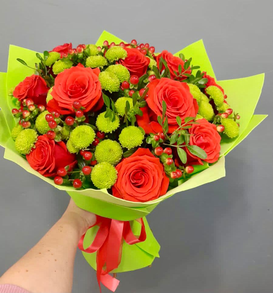 Букет цветов из: Хризантемы и Розы в Корсакове