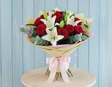 Букет цветов из:  Лилии и Розы в Корсакове