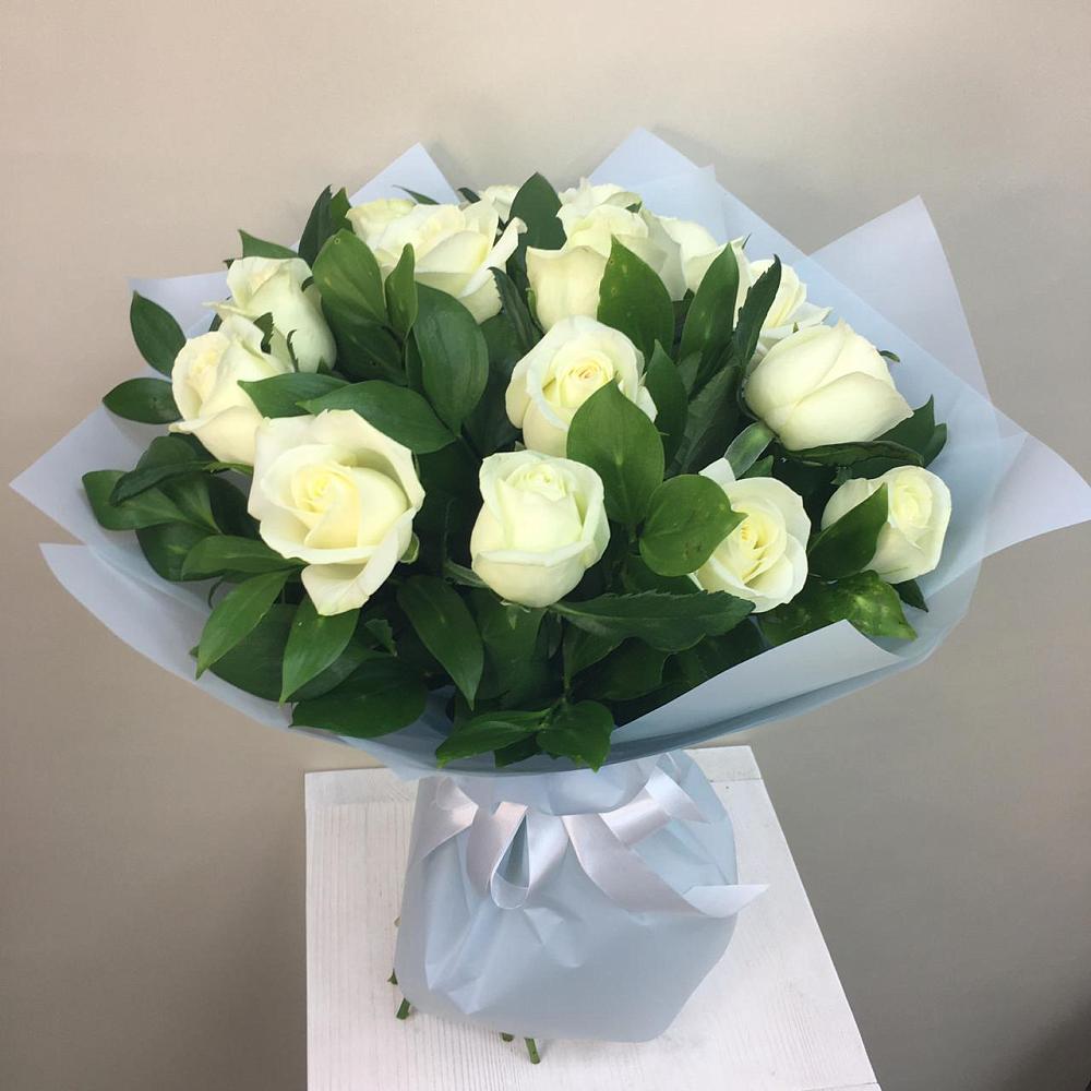 Букет 15 Белых роз Проуд в Корсакове