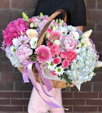 Композиция солнечный день в Корсакове Цветочная композиция из Розы, Хризантемы, Пионы и Лизиантусы в корзине в Корсакове