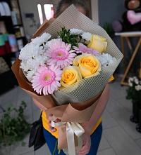 Букет цветов из:  Герберы, Розы и Хризантемы в Корсакове