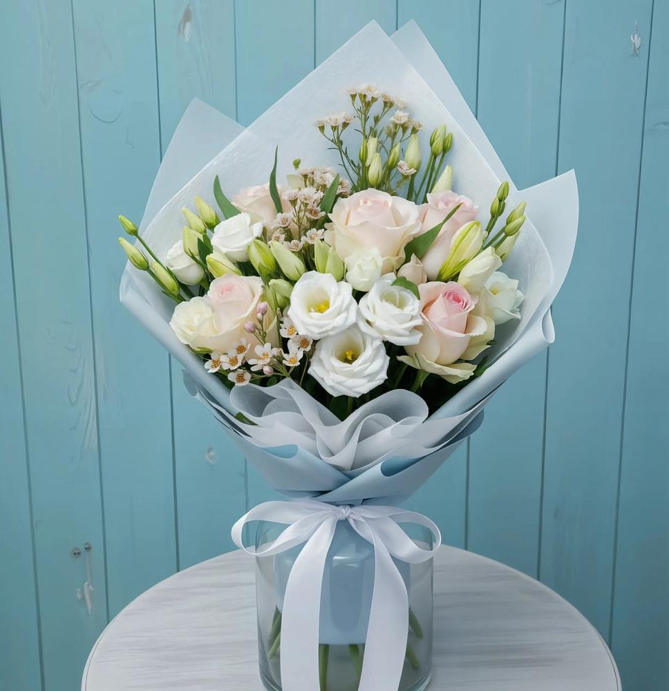 Букет цветов из: Розы и Лизиантусы в Корсакове