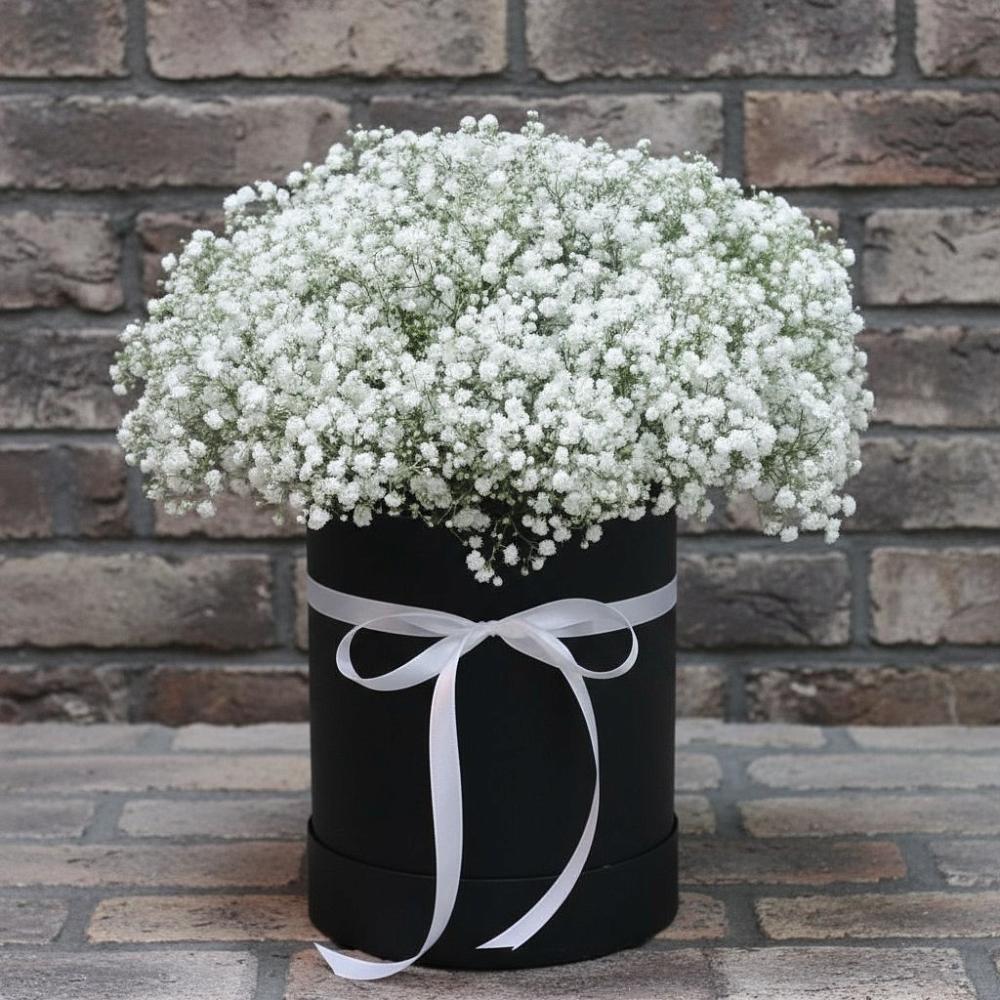 Цветочная композиция из Гипсофила в шляпной коробке в Корсакове