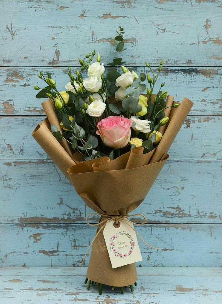 Букет цветов из: Розы и Лизиантусы в Корсакове