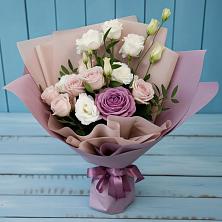 Букет цветов из:  Розы и Лизиантусы в Корсакове