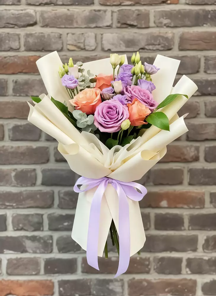 Букет цветов из: Лизиантусы и Розы в Корсакове