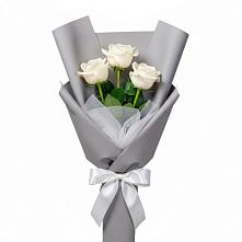 Букет 3 белые розы в Корсакове
