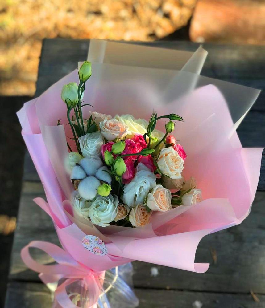 Букет цветов из: Розы и Лизиантусы в Корсакове