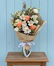 Букет цветов из:  Альстромерии, Лизиантусы, Розы и Хризантемы в Корсакове