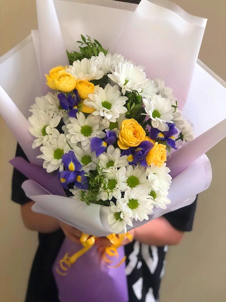 Букет цветов из: Ирисы, Хризантемы и Розы в Корсакове