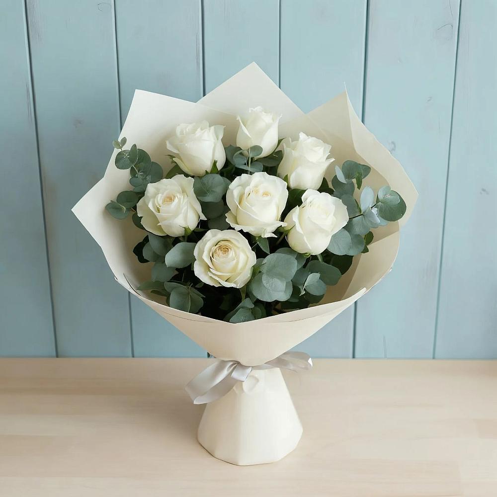 Букет Белые розы в Эвкалипте в Корсакове