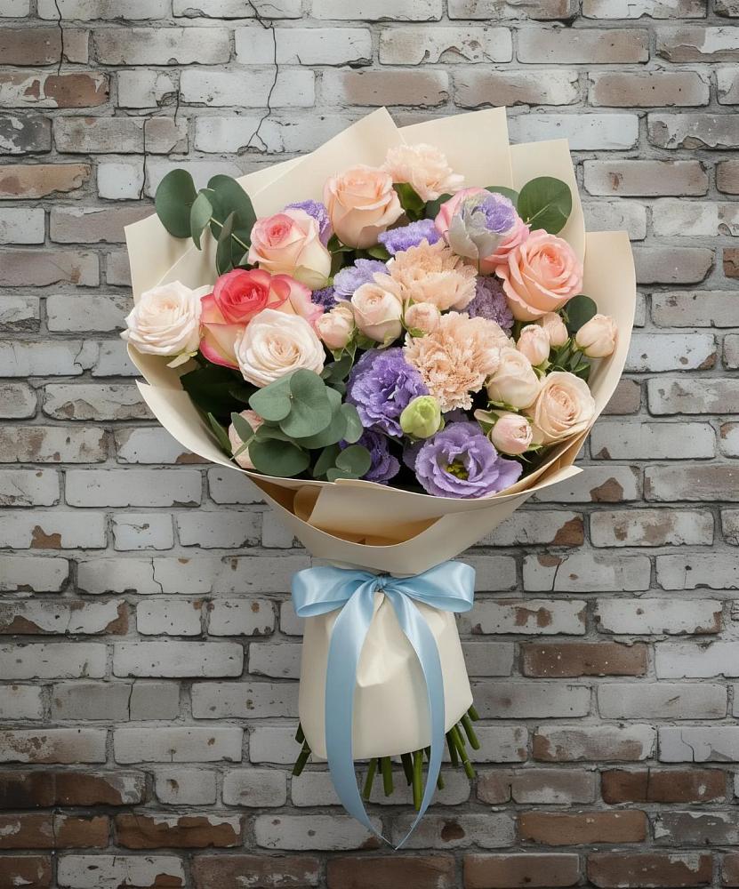 Букет цветов из: Розы, Лизиантусы и Гвоздики в Корсакове