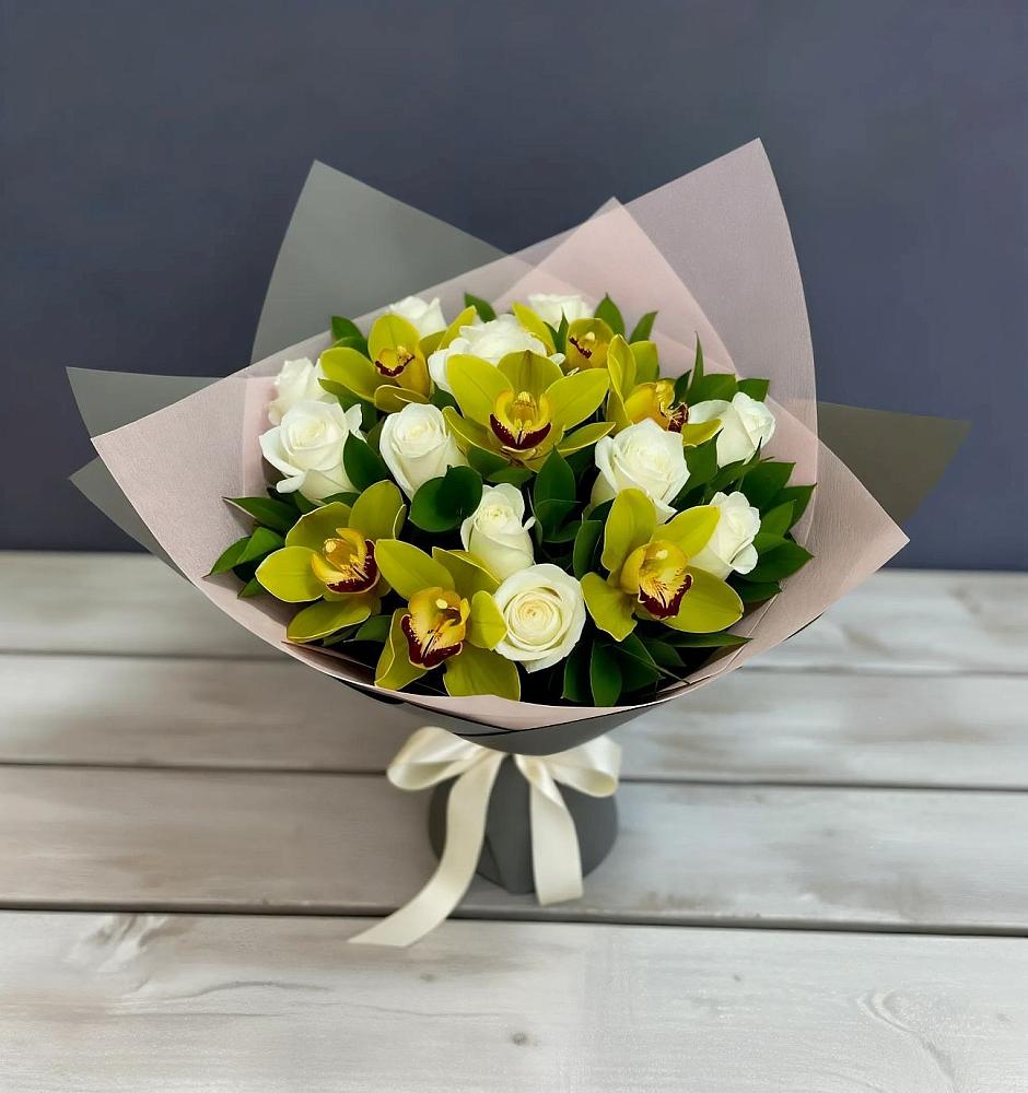 Букет цветов из: Орхидеи и Розы в Корсакове