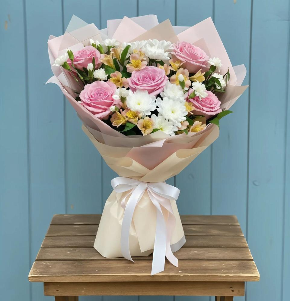 Букет цветов из: Гвоздики, Орхидеи и Розы в Корсакове