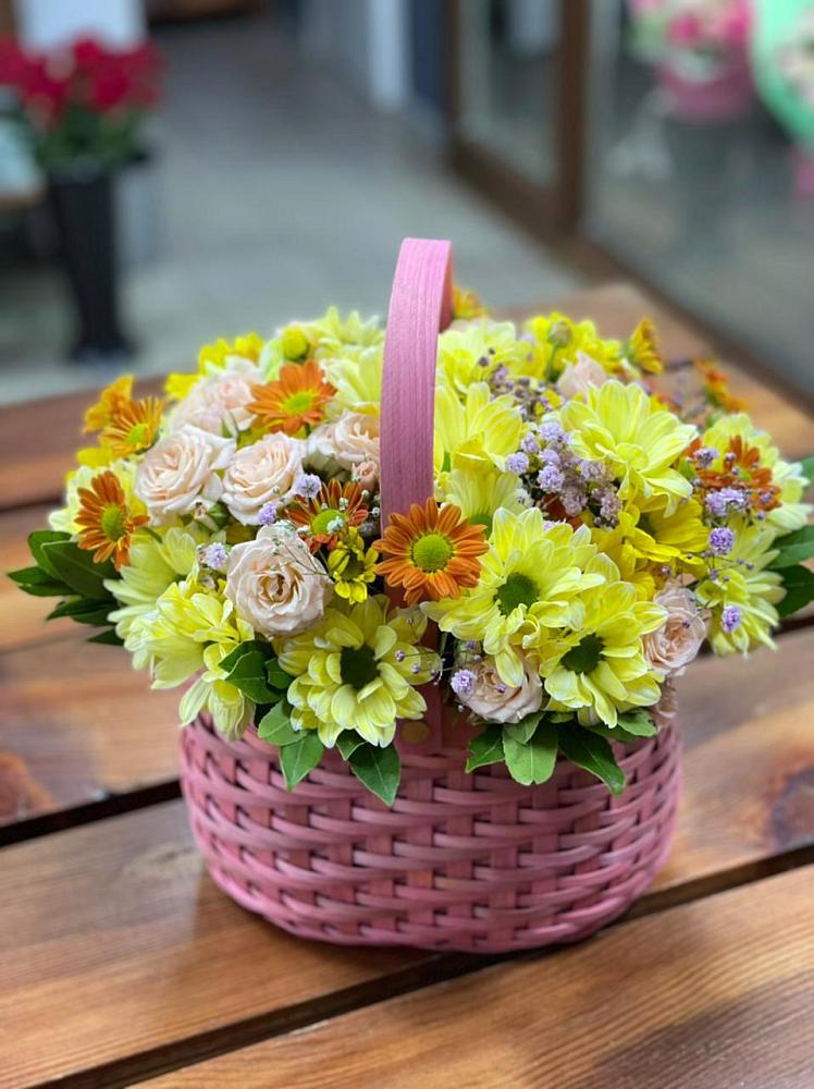 Цветочная композиция из Хризантемы и Розы в корзине в Корсакове