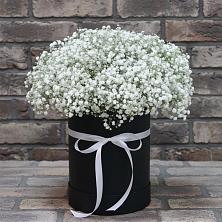 Цветочная композиция из Гипсофила в шляпной коробке в Корсакове