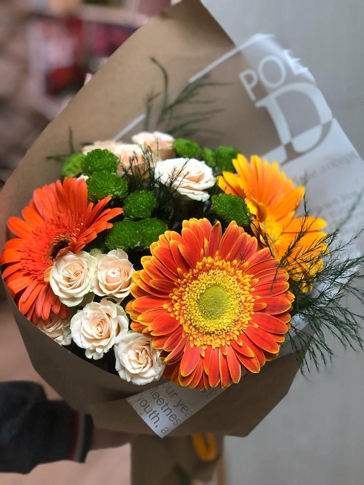 Букет цветов из: Герберы, Хризантемы и Розы в Корсакове