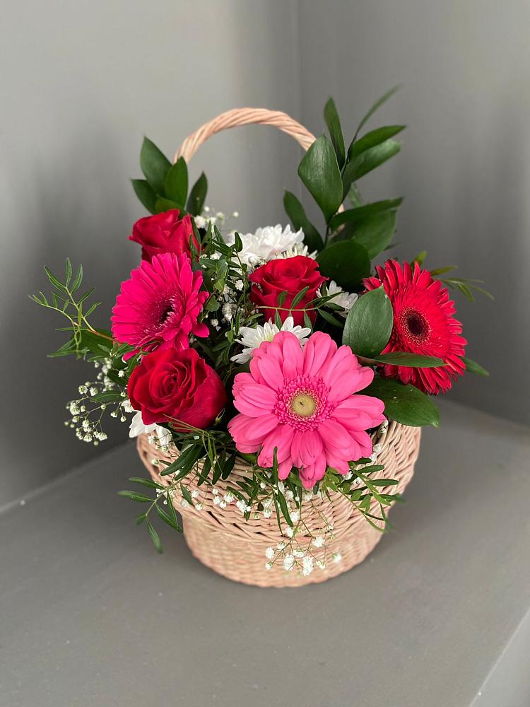 Цветочная композиция из Розы, Хризантемы и Герберы в корзине в Корсакове
