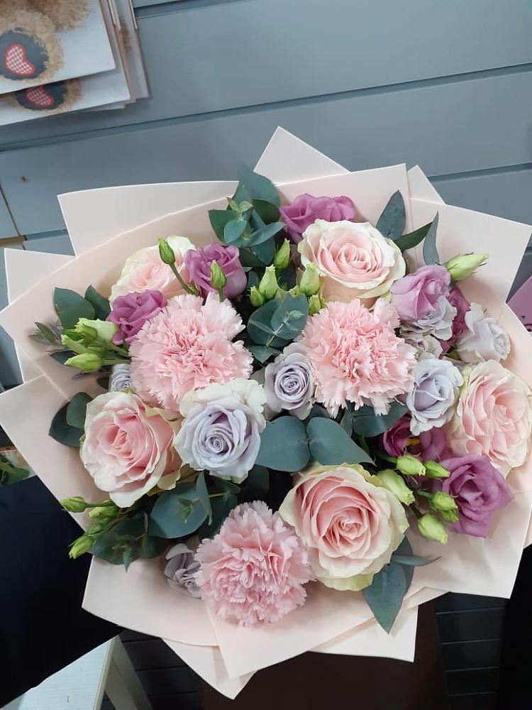 Букет цветов из: Розы, Гвоздики и Лизиантусы в Корсакове