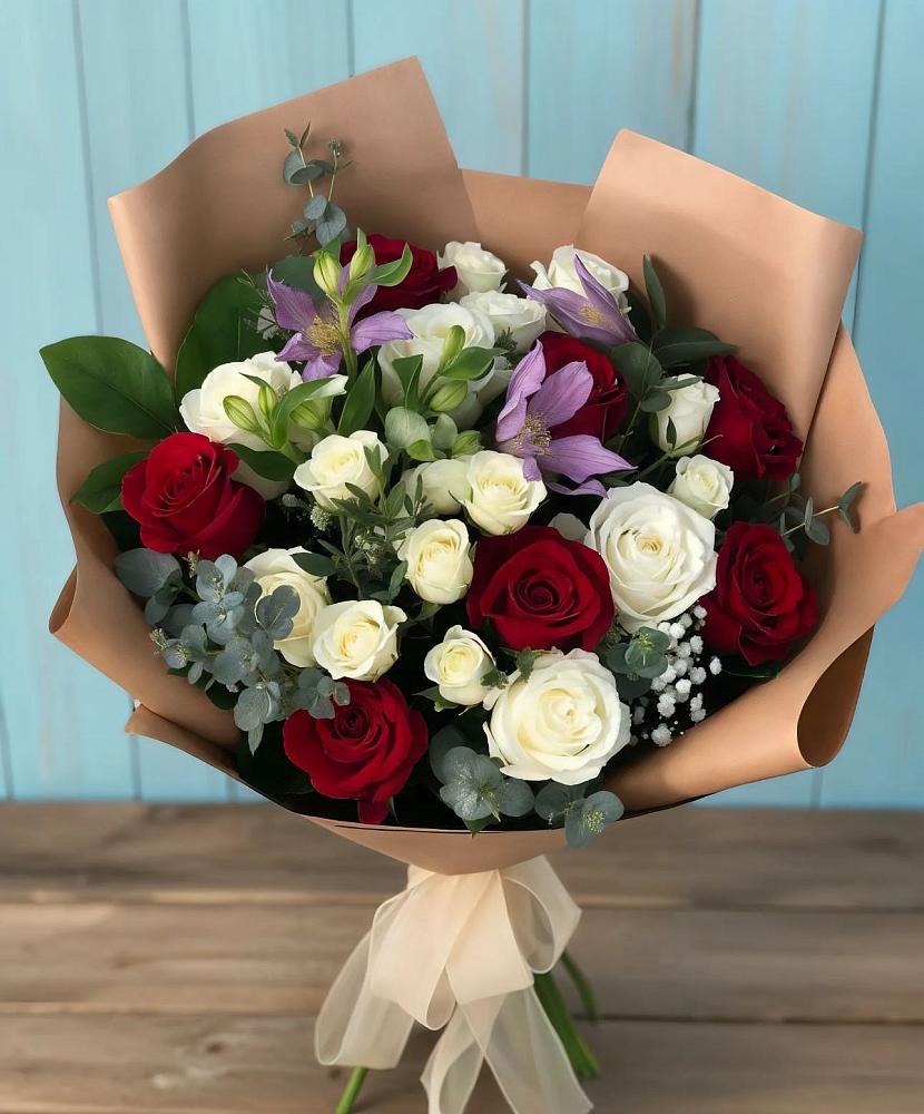 Букет цветов из: Розы и Альстромерии в Корсакове