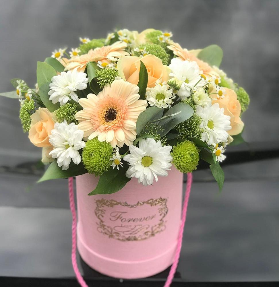 Цветочная композиция из Розы, Герберы и Хризантемы в шляпной коробке в Корсакове