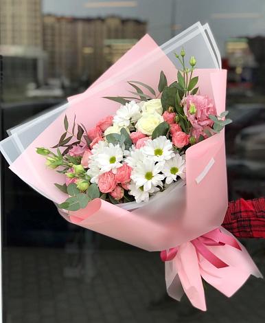 Букет цветов из: Розы, Лизиантусы и Хризантемы в Корсакове