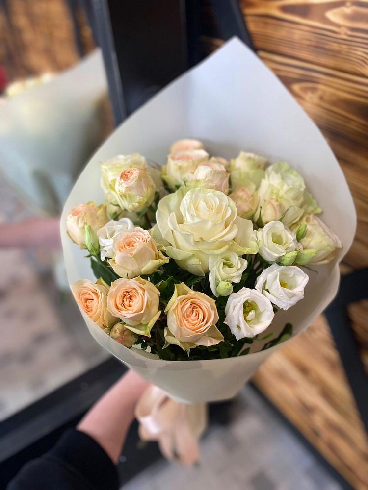 Букет цветов из: Розы и Лизиантусы в Корсакове