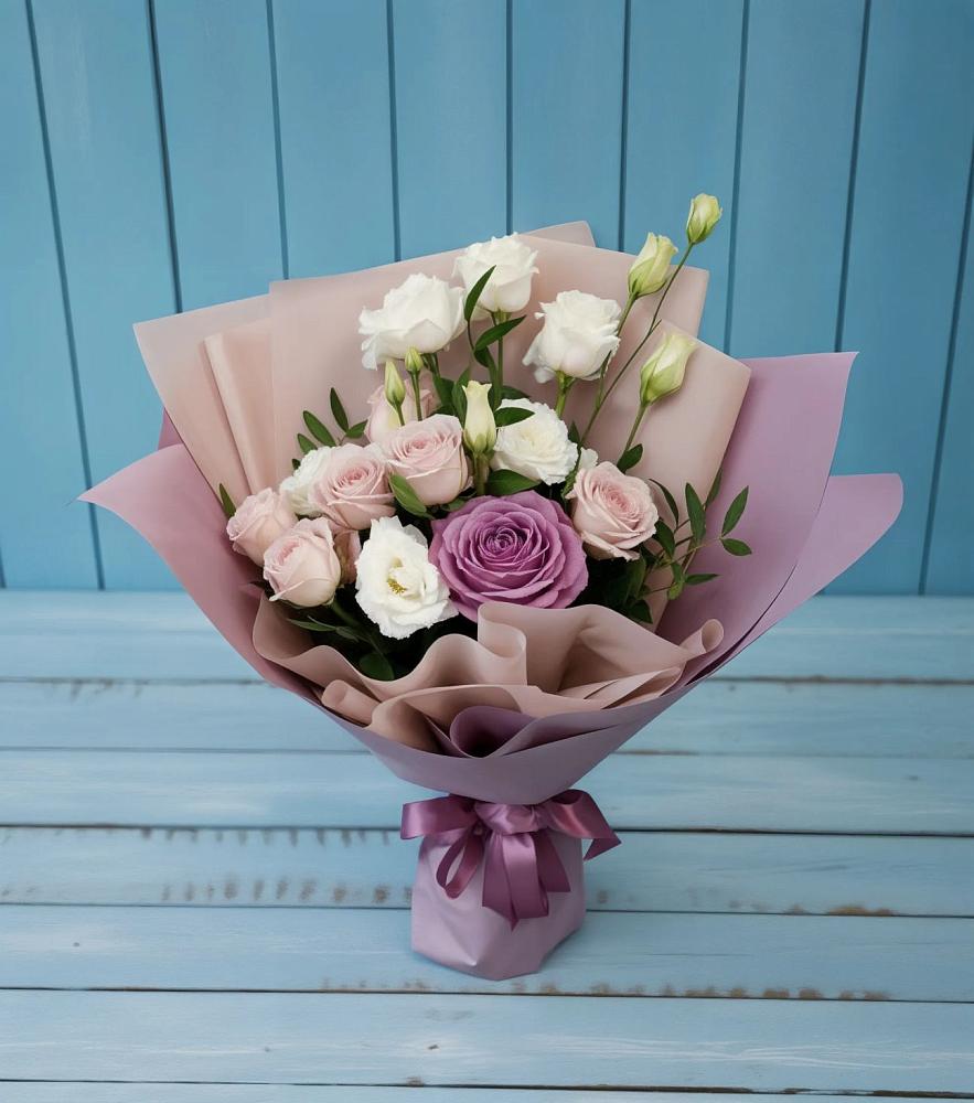 Букет цветов из: Розы и Лизиантусы в Корсакове